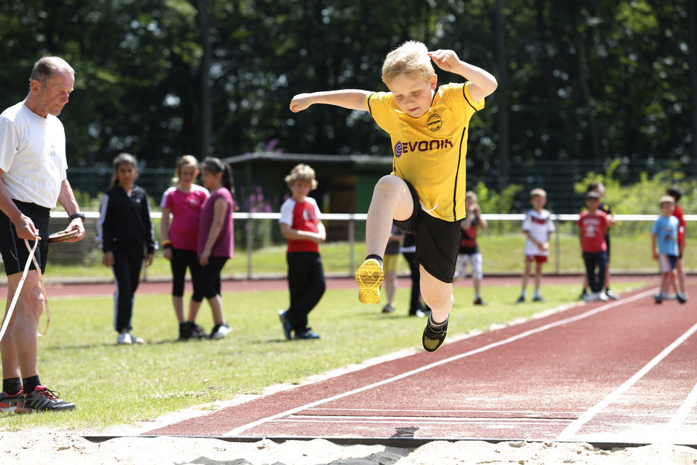 Kinder – huerdenlauf leichtathletik laufbahn
