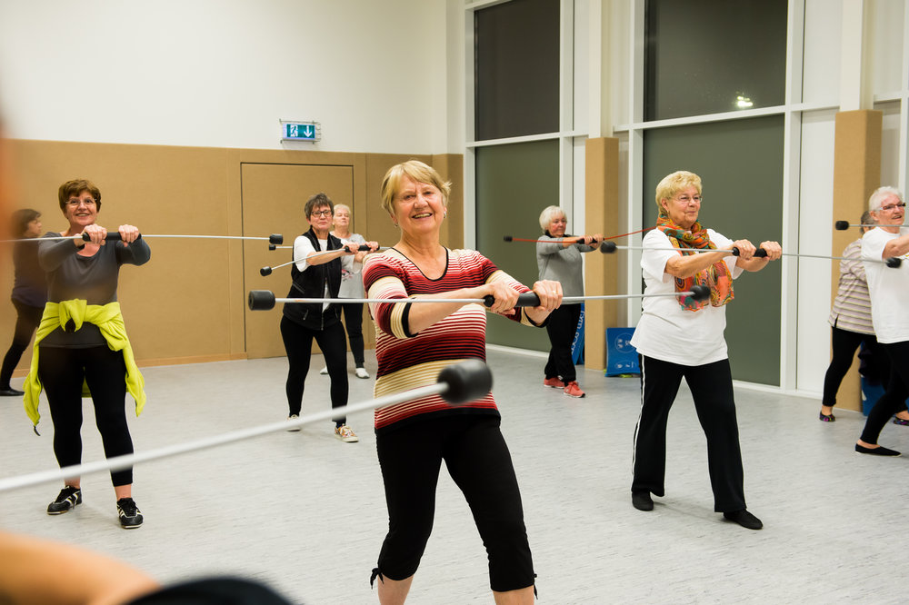 Sportgruppe bei der Übung im Fitnessstudio