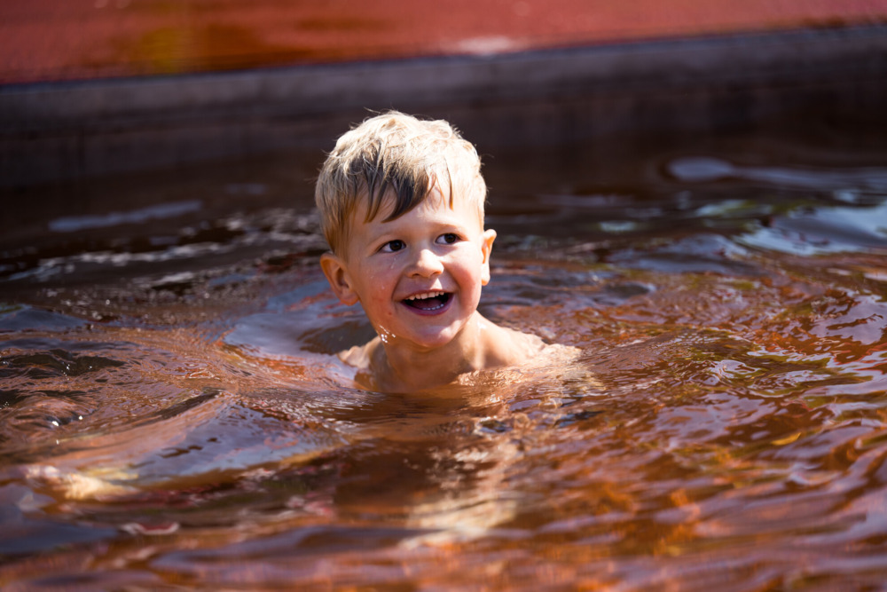 Kind Wasser Spielen Abendlicht